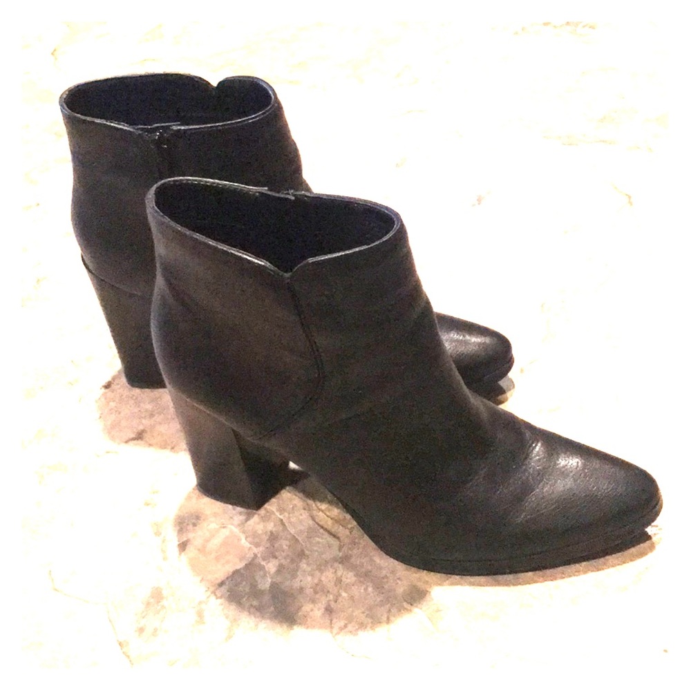 Black leather Nine West ankle booties